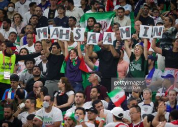 برافراشتن نام مهسا امینی در ورزشگاه با وجود محدودیت و ممنوعیت‌های پلیس قطر